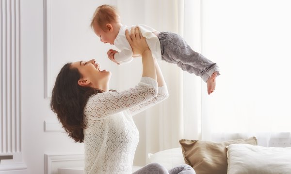 Une maman jouant avec son bébé 