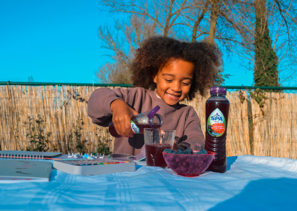 Enfant buvant SPA® Fruit