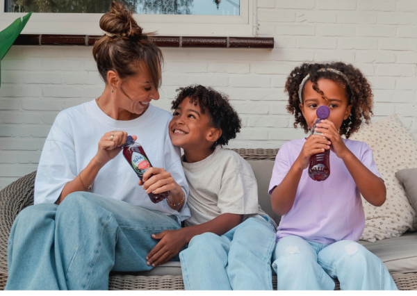 Famille buvant SPA® Fruit