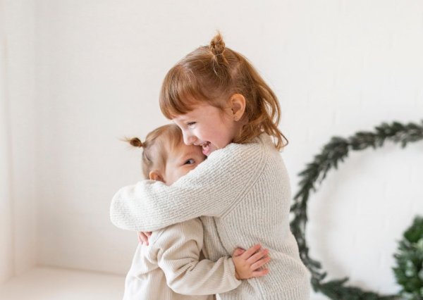 Filles de Marie Brison se faisant un câlin 