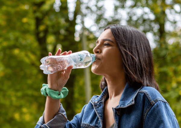 Femme buvant SPA® Finesse