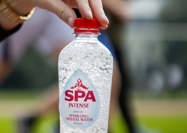 Bouteille de SPA® Intense en train d'être ouverte