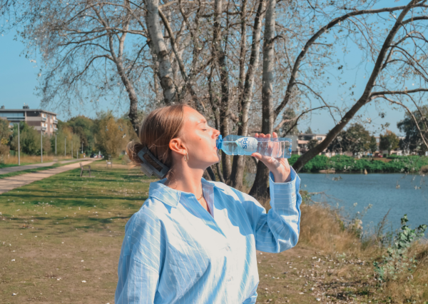 Femme buvant du SPA® Reine