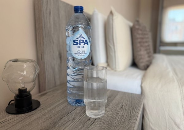 SPA® Reine sur une table de chevet