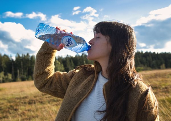 Femme buvant de la SPA® Reine