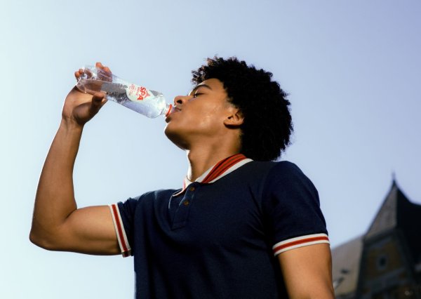 Homme buvant de la SPA® Intense