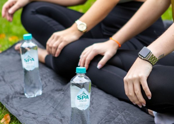 SPA® Finesse sur un tapis de yoga