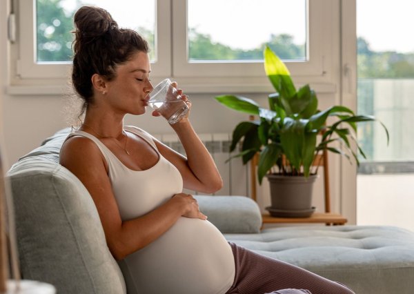 Femme enceinte buvant de l'eau