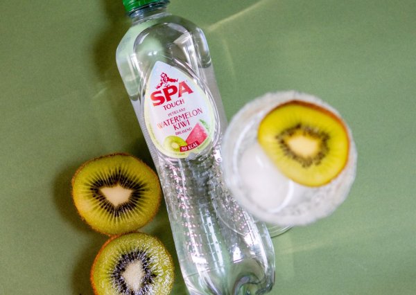SPA® Touch Watermelon Kiwi in een glas met vruchten