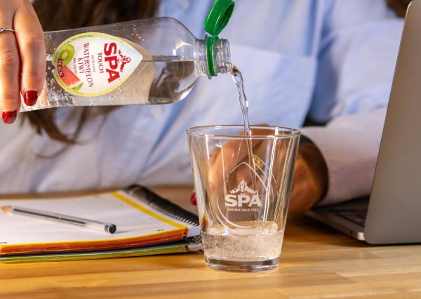 SPA® Touch Watermelon Kiwi  dans un verre