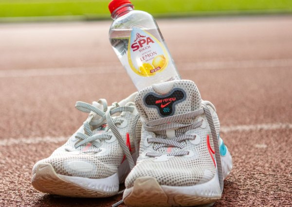 SPA® Touch Lemon dans une paire de baskets